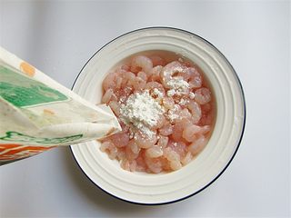 2、腰果炒虾仁,再清洗一下，控去水分加干淀粉；