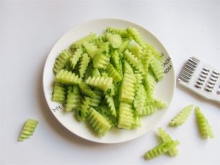 6、腰果炒虾仁,黄瓜横着从中间剖两瓣儿，再用波纹刀切成小条块；