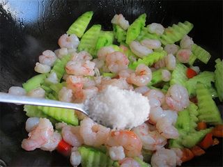 12、腰果炒虾仁,加入盐调味；