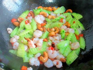 14、腰果炒虾仁,加入腰果翻匀出锅装盘；