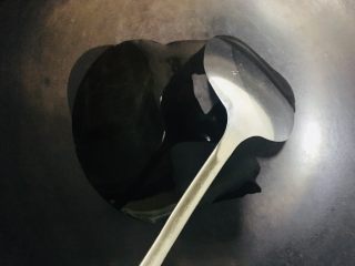 3、红烧鲫鱼,热锅放适量的花生油