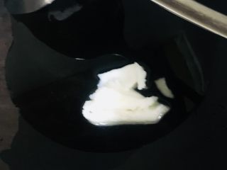 4、红烧鲫鱼,再放入一小块猪油烧热至融化