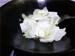 7、猪肉白菜炖粉条,放入白菜梆子;