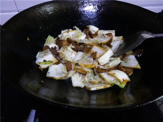 8、猪肉白菜炖粉条,迅速翻炒均匀;