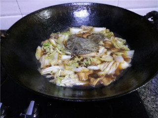 11、猪肉白菜炖粉条,倒入适量清水,调入花椒、八角、三奈,大火煮7-8分钟;