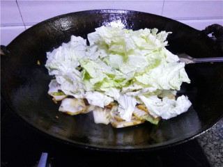 9、猪肉白菜炖粉条,放入白菜叶,继续翻炒;