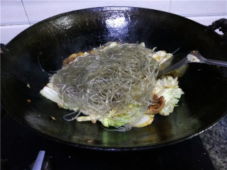 10、猪肉白菜炖粉条,放入粉条;