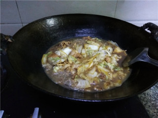 12、猪肉白菜炖粉条,调入适量盐,翻炒均匀,关火,起锅。