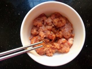 3、家常肉末豆腐,拌匀腌制10分钟