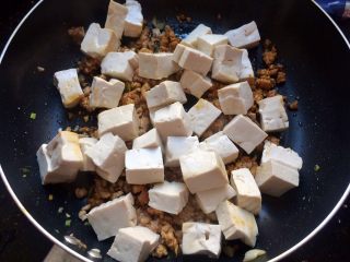 13、家常肉末豆腐,加入豆腐丁