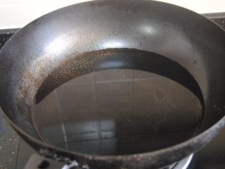 5、酸辣藕片,锅内放入适量的清水