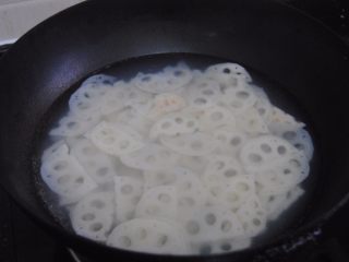 6、酸辣藕片,放入藕片煮2分钟捞出备用