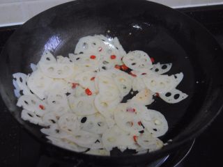 9、酸辣藕片,放入藕片翻炒