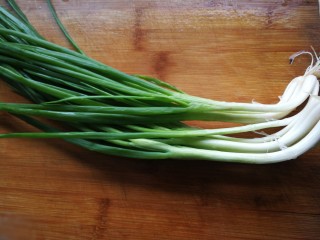 5、吃了不怕长胖的美食___酱爆花蛤,葱取三四根切段