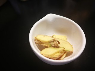 6、吃了不怕长胖的美食___酱爆花蛤,姜取三四片切丝