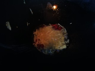 9、吃了不怕长胖的美食___酱爆花蛤,锅烧热，倒入姜丝和辣椒段