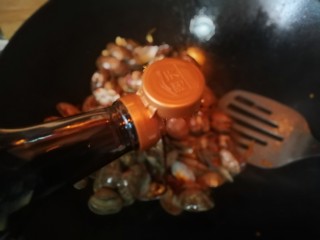 13、吃了不怕长胖的美食___酱爆花蛤,入少量生抽翻炒均匀入味 入胡椒，鸡精炒均匀。