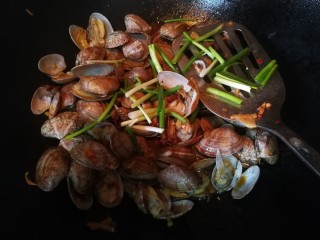 14、吃了不怕长胖的美食___酱爆花蛤,关火后放葱段，炒扮均匀散开即可。