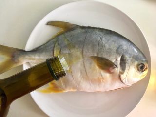 2、清蒸鱼,在鱼身上斜刀划几刀，双面抹油备用