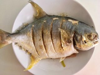 11、清蒸鱼,撒上白胡椒粉