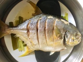 10、清蒸鱼,鱼熟后去掉表面的葱姜，利用两个铲子之类的挪到一个深盘里