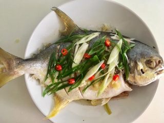 15、清蒸鱼,均匀的倒在鱼身和葱丝上，（稍离远点，别被嘣到）