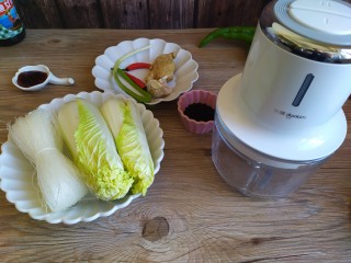 1、蒜蓉粉丝娃娃菜,准备食材