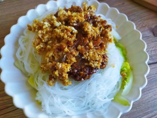 11、蒜蓉粉丝娃娃菜,倒入汤汁，大火蒸五分钟