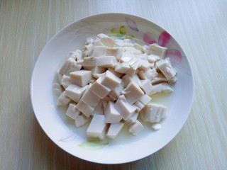 1、鸭血烩豆腐,首先将内酯豆腐从盒子里取出，再切块。(我买的清美内酯豆腐。)