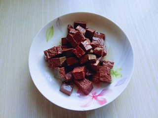 2、鸭血烩豆腐,鸭血:从盒子里取出，切小块。