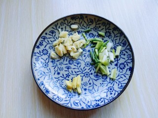 3、鸭血烩豆腐,葱姜蒜去皮切碎。