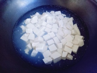 5、鸭血烩豆腐,锅中加入清水，大火烧开，下切好的豆腐焯水。倒入豆腐后烧烤捞出即可