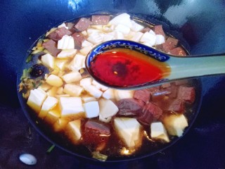 12、鸭血烩豆腐,再加入一勺辣油，量可以根据个人喜欢增减，大火烧开后，转小火15分钟。