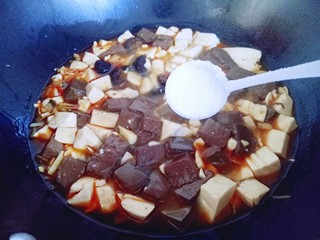 13、鸭血烩豆腐,15分钟后加入盐，依个人口味放盐。