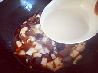 15、鸭血烩豆腐,淀粉:冷水化开，倒入锅中勾芡，再次烧开即可关火。