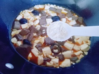 16、鸭血烩豆腐,关火后加入一勺鸡粉。(有很多友友问#鸡粉#是什么，我在这里给大家介绍一下(^_^)鸡粉就是鸡肉磨的粉，所以称其为鸡粉。)