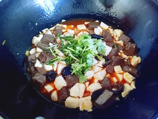 17、鸭血烩豆腐,再加入切好的香菜段。