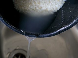 1、香肠土豆焖饭,2.大米淘洗干净。