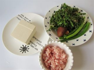 1、荠菜肉末豆腐羹,准备好食材