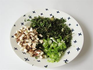 3、荠菜肉末豆腐羹,将荠菜、香菇、葱切碎备用