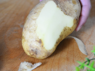 1、土豆饼很多人都喜欢吃, 这样做别提有多香, 根本停不下来,土豆洗净，去皮