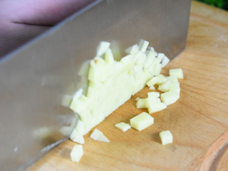 2、土豆饼很多人都喜欢吃, 这样做别提有多香, 根本停不下来,切成粒，放入碗中