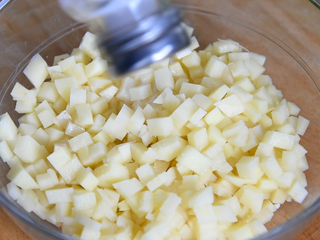 3、土豆饼很多人都喜欢吃, 这样做别提有多香, 根本停不下来,碗中撒入1g盐、拌匀，腌制10分钟