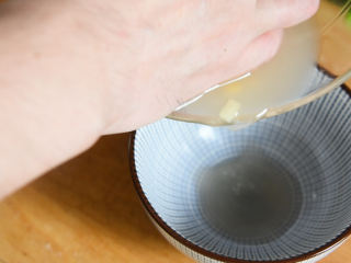 4、土豆饼很多人都喜欢吃, 这样做别提有多香, 根本停不下来,等土豆出水后，挤干水分