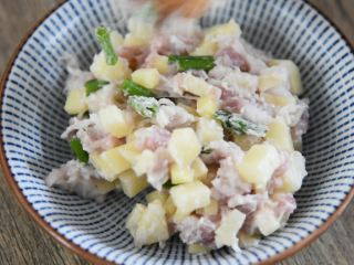 7、土豆饼很多人都喜欢吃, 这样做别提有多香, 根本停不下来,将拌好的肉糜，放入小碟中，按压成饼