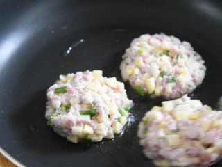 8、土豆饼很多人都喜欢吃, 这样做别提有多香, 根本停不下来,热锅冷油，放入土豆饼