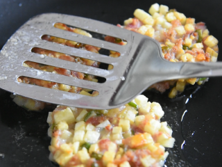 9、土豆饼很多人都喜欢吃, 这样做别提有多香, 根本停不下来,小火煎至单面金黄翻面，再用铲子轻轻按压，使其均匀受热