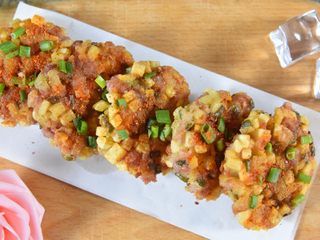 11、土豆饼很多人都喜欢吃, 这样做别提有多香, 根本停不下来,色泽金黄，香脆诱人，快来尝试下吧