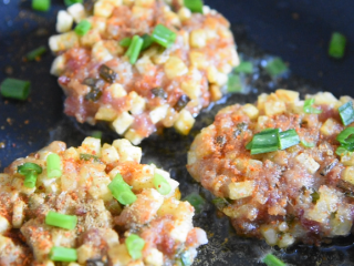 10、土豆饼很多人都喜欢吃, 这样做别提有多香, 根本停不下来,煎熟后，撒上1g孜然粉、1g辣椒粉、3g葱花，即可出锅