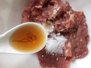 5、香煎藕饼,加入一大勺料酒